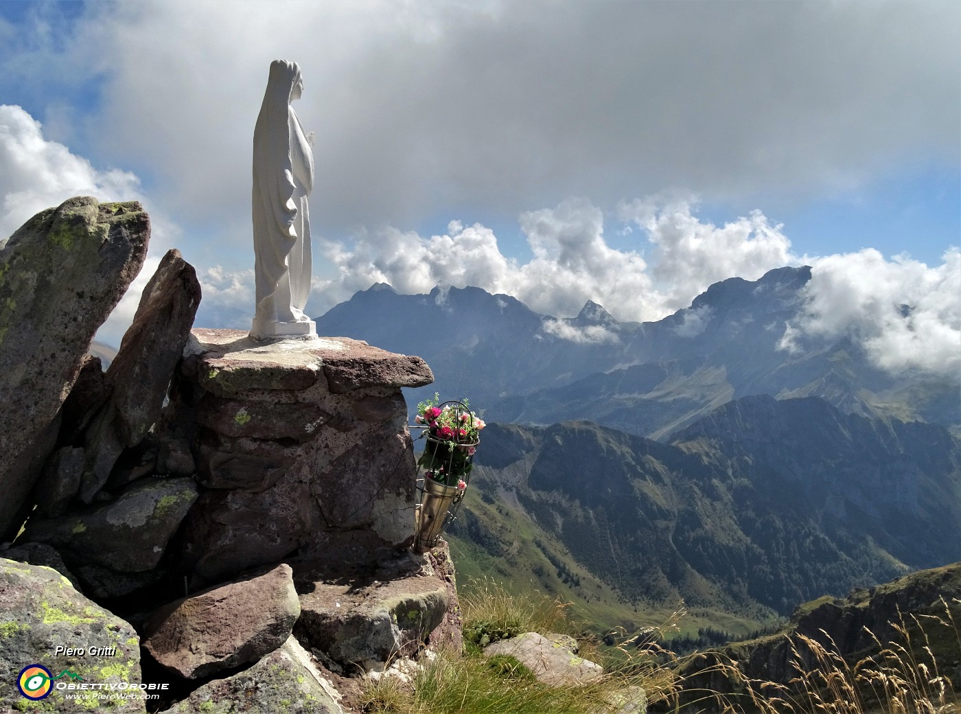 38 Alla bianca Madonnina del Pietra Quadra (2356 m) -G.E.M. (Gruppo Escursionisti Mozzo).JPG -                                